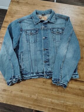 SIDEOUT Vintage Classic Blue Denim Trucker Jacket  Lightly Distressed Y2K